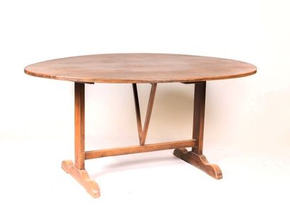 null Table de vendange en bois naturel, le plateau oval basculant, elle repose sur...