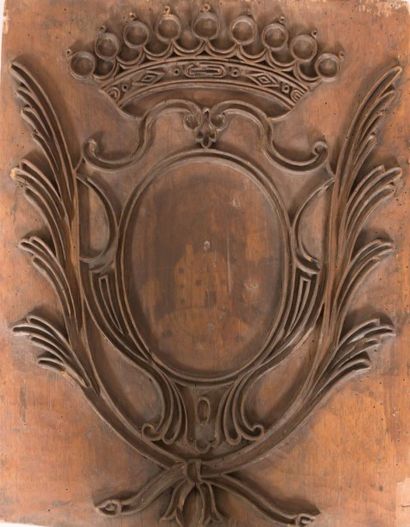 null Panneau en bois sculpté en bas relief à décor d'un blason surmonté d'une couronne...