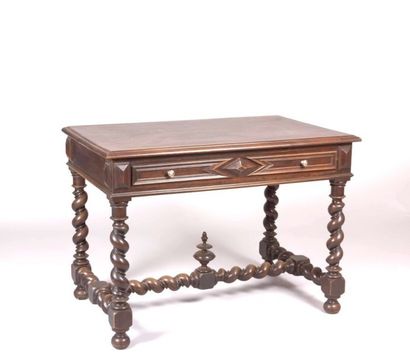 null Table en bois naturel mouluré et sculpté ouvrant par un tiroir en ceinture à...
