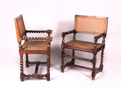 null Paire de fauteuils à bras en bois naturel mouluré et sculpté, le dossier et...