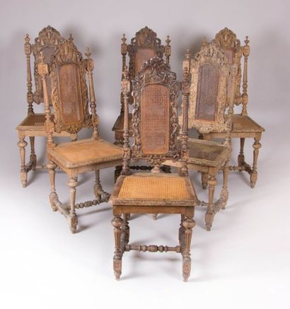 null Suite de six chaises en chêne mouluré et sculpté à décor de feuilles de chêne...