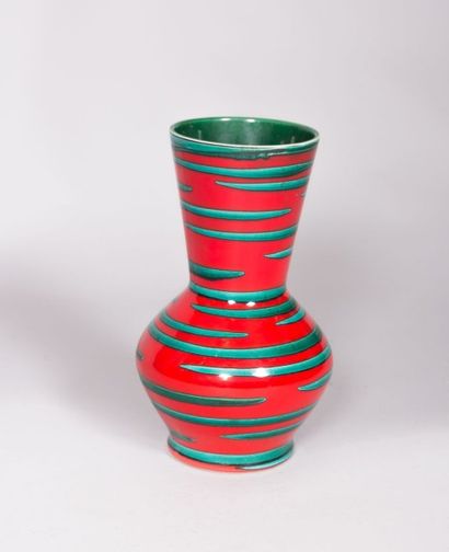 null MEPHISTO

Vase en faïence polychrome rouge et verte de forme pansue, le col...