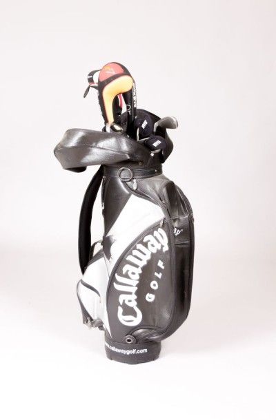 null Sac de golf en cuir Callaway contenant douze clubs de golf 

(usures d'usag...
