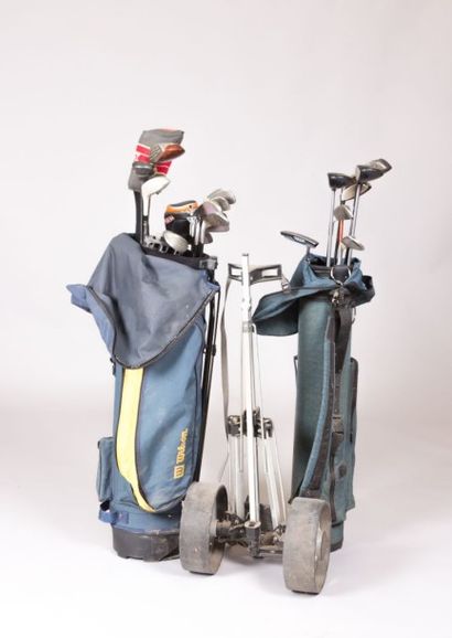 null Deux sacs de golf comprenant vingt cinq clubs de golf 

On y joint un charr...