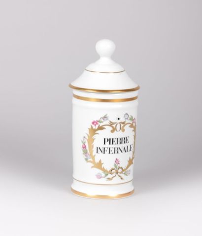 null LIMOGES - AU POT DE GALIEN

Pot à pharmacie en porcelaine blanche à décor polychrome...