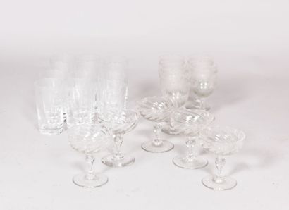 null Lot en verre de différents modèles à décor de fleurs comprenant cinq verres...