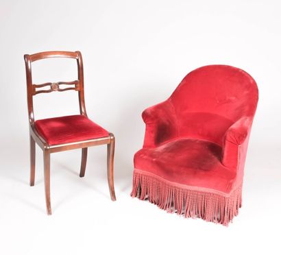 null Fauteuil crapaud à garniture de velours rouge et une chaise en bois teinté,...