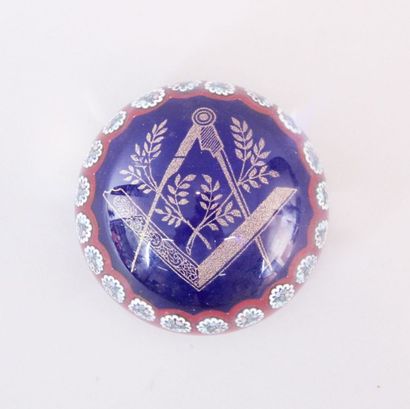 null Boule presse papier en cristal à insigne franc maçonnique

Diam. : 9 cm