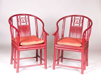 Deux fauteuils en bois laqué rouge, le dossier...