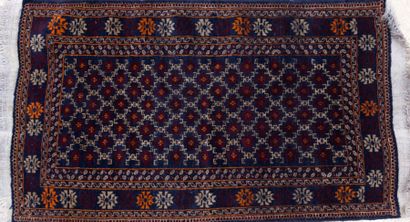 null BELLOUCH

Tapis en laine à décor de motifs géométriques sur fond bleu

130 x...