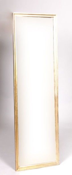 null Miroir à baguettes en bois doré de forme rectangulaire

XXème siècle

134 x...