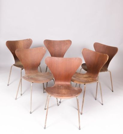 null Suite de six chaises modèle "Fourmi", deux portant l'étiquette Fritz Hansen,...