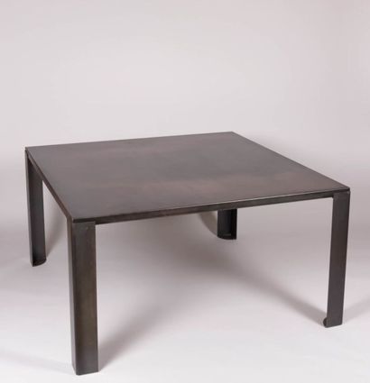 null Table modèle "Big Irony" de forme
carrée en acier chromé noir, elle repose sur...