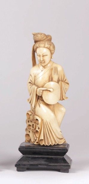 null CHINE

Sujet en ivoire sculpté figurant une geisha au

tambourin. Socle en bois

Début...