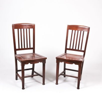 Deux chaises en bois naturel, le dossier...