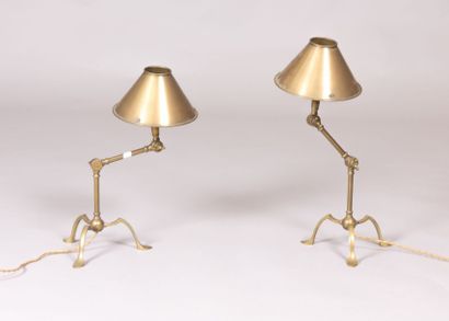 null Paire de lampes articulées en laiton et bronze, le fût tripode à deux articulations,...