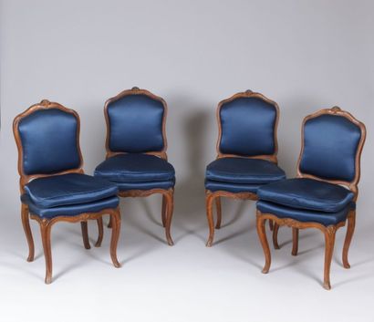 null Suite de quatre chaises en bois naturel

mouluré et sculpté à décor de fleurettes,...