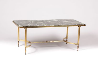 null Table basse rectangulaire en métal doré, elle repose sur quatre pieds fuselés...