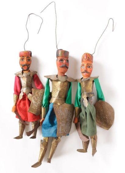 null Lot composé de 3 figurines représentant des soldats orientaux en bois, métal...