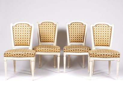 null Suite de quatre chaises en bois mouluré, sculpté et laqué blanc, le dossier...