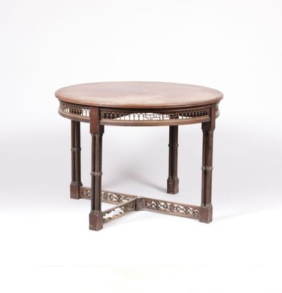 null Table de milieu en bois naturel de forme ronde, la ceinture ajourée d'un décor...