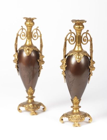 null Paire de vase soliflore en régule doré et métal patiné à l'imitation du bronze,...