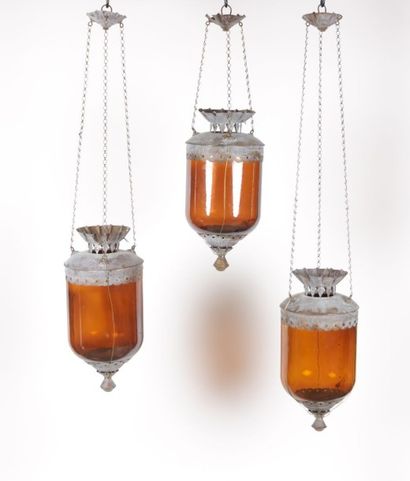 null Lot de 3 suspensions/lanternes dans le goût oriental de forme oblongue en verre...