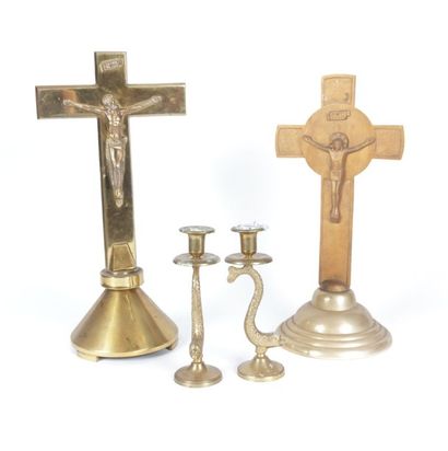 null Lot comprenant un christ en croix en laiton (Haut. : 43,5 cm), un christ en...