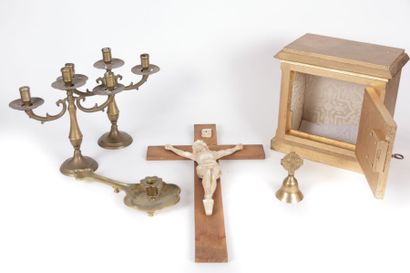 null Lot comprenant un christ en plâtre en croix (Haut. : 60 cm), un tabernacle en...