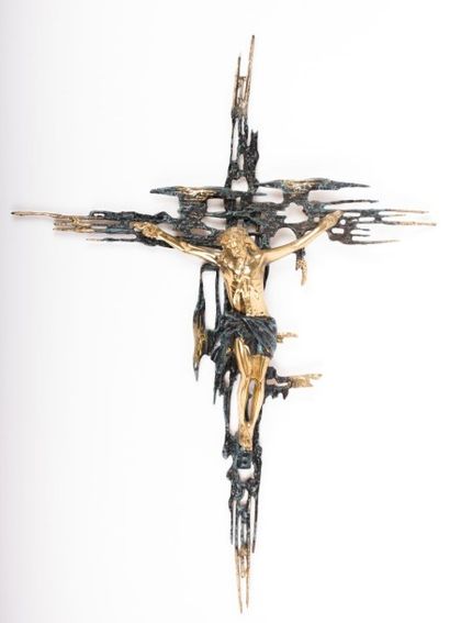 null Christ en croix en bronze doré et patiné vert.

Haut. : 77,5 cm