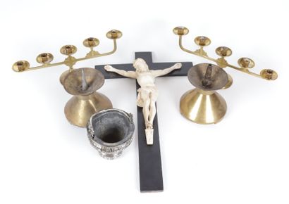 null Lot comprenant un christ en plâtre sur la croix (Haut. : 68,5 cm), deux pique-cierges...