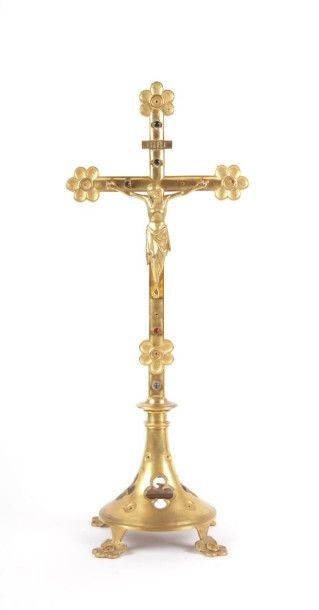 null Christ sur la croix en bronze doré, il repose sur une base conique ajourée à...