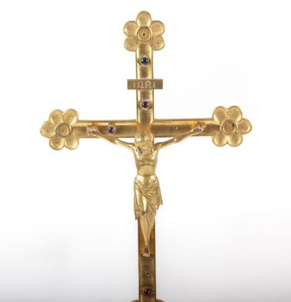 null Christ sur la croix en bronze doré, il repose sur une base conique ajourée à...