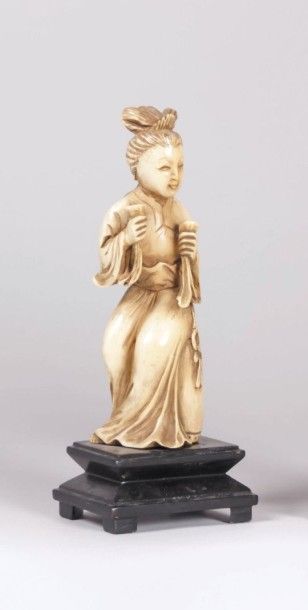 null CHINE

Sujet en ivoire sculpté figurant une femme

tenant dans chaque main une...