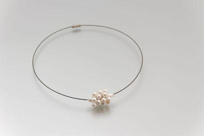 null Collier câble orné d’une grappe de perles

d’eau douce.