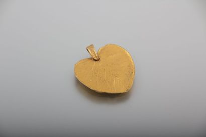 null Pendentif de marque Saoya en métal doré simulant une feuille en forme de coeur

Haut....