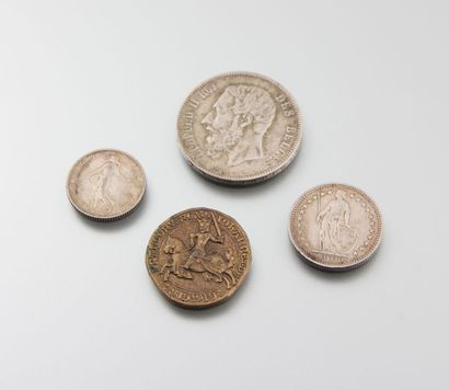null Trois pièces en argent, dont 1 Franc de 1919, 5 Francs de 1878 et 2 Francs Suisse...
