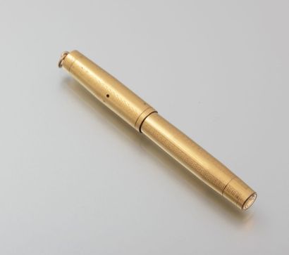 Stylo plume en métal doré de marque Unic.

Long....