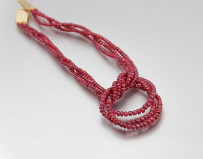 null Collier trois rangs en chute de perles de

rubis facettées, le fermoir plaqué...