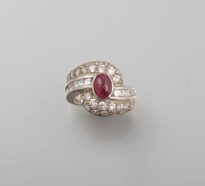 null Bague en argent ornée en son centre d'un rubis cabochon, encadré de verre à...