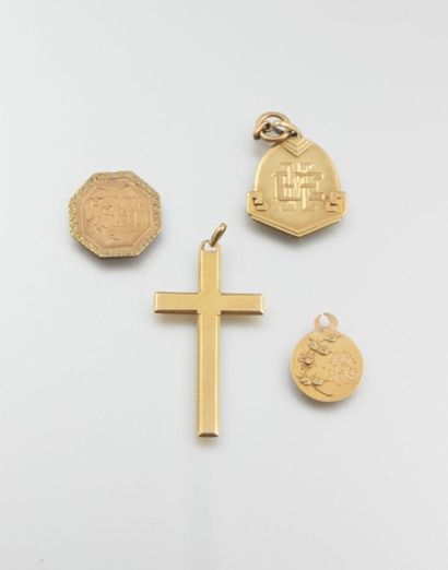 null Lot en or jaune, composé de trois médailles gravées et d'une croix. Usure et...
