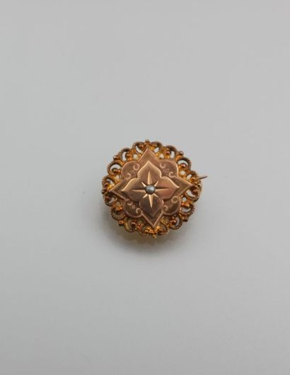 null Broche rosace ancienne en métal doré, ornée d'une demi-perle.