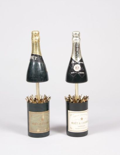 null Lot composé de deux bouteilles à champagne à musique en plastique formant porte...