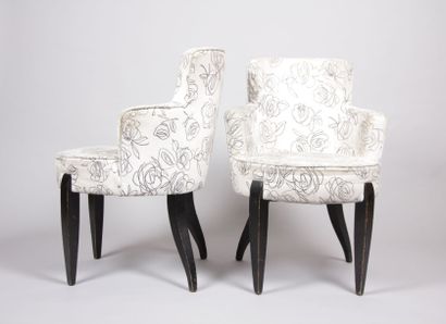 null Paire de fauteuils à garniture en suédine à décor de motif floraux stylisés...