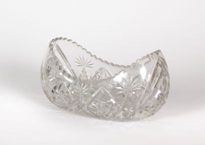 null Coupe en cristal taillé à pointes de diamant et fleurs stylisées en forme navette,...