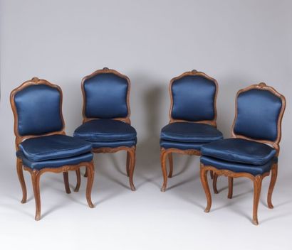 98 Suite de quatre chaises en bois naturel
mouluré et sculpté à décor de fleurettes,...