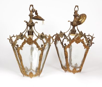 null Deux lanternes de forme pentagonale, la monture en bronze à décor de motifs...