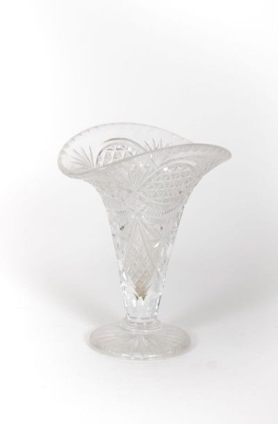 null Vase cornet en cristal taillé de pointes de diamant et damiers

(traces de calcaire)

Haut....