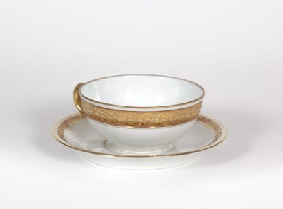 null LIMOGES - MARCY

Tasse à thé et sa sous tasse en porcelaine blanche et rehauts...
