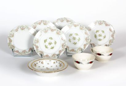 null Lot en porcelaine et faïence dépareillée composé de deux tasses à thé à décor...